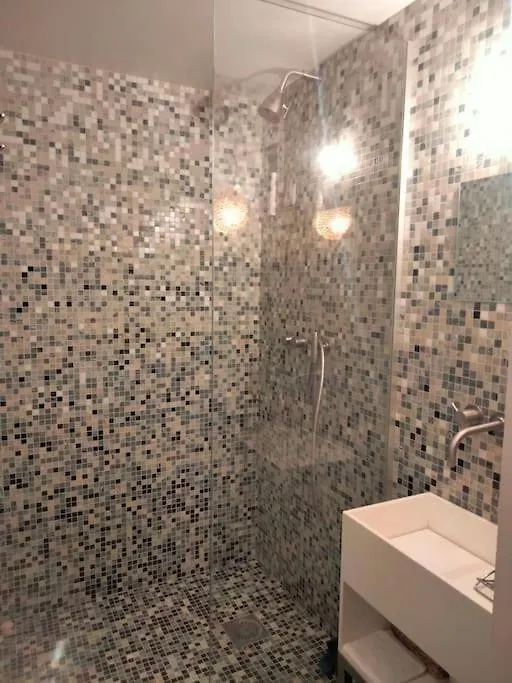 Quiet And Very Central Apartment Paris